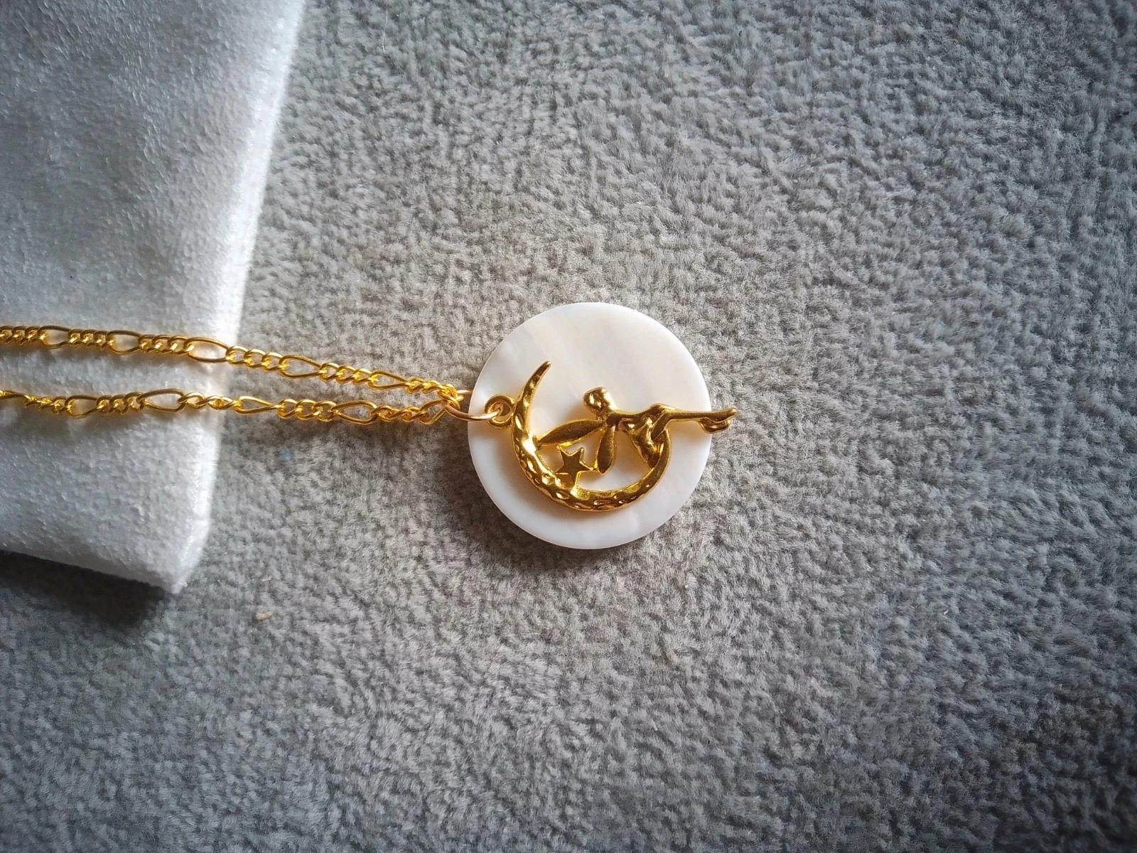 Little fairy necklace on white mother-of-pearl disc – photo 2
